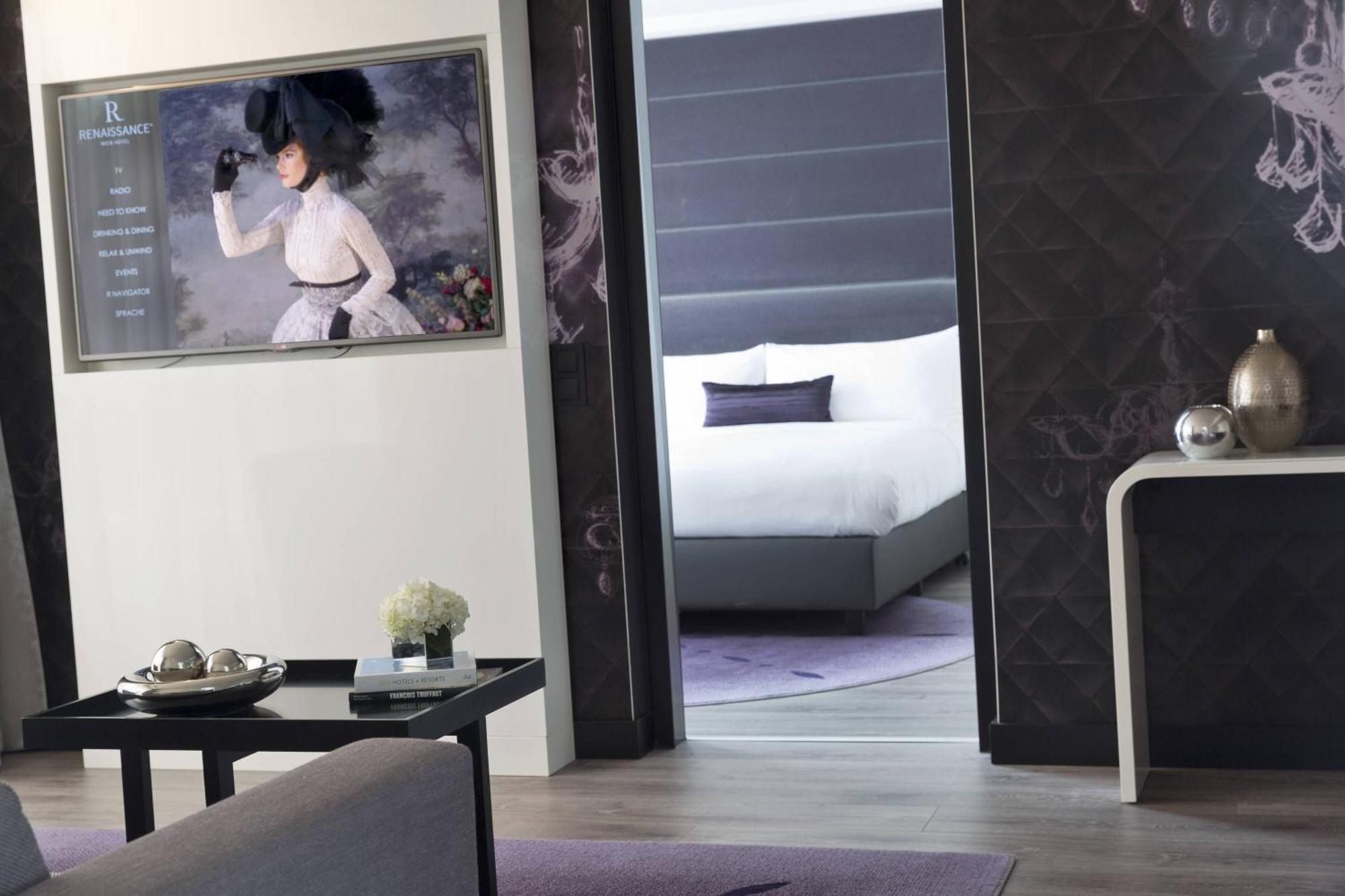 Renaissance Hotel 4*